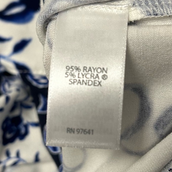 J. Jill Wearever Collection Blue White Floral Top Short Sleeves Size M - Picture 8 of 12